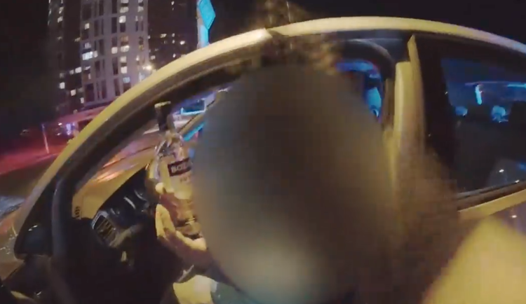 VIDEO: Jen jsem si lokla, ukazoval žena za volantem strážníkům láhev vodky. Neodjela