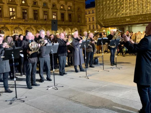 VIDEO: Lidé zpívali ukrajinskou hymnu u Národního divadla, připomněli rok války