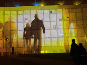 VIDEO: Promítání na budovu ministerstva připomíná rok trvající válku na Ukrajině