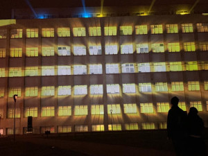 VIDEO: Promítání na budovu ministerstva připomíná rok trvající válku na Ukrajině