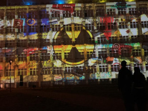 VIDEO: Promítání na budovu ministerstva připomíná rok trvající válku na Ukrajině