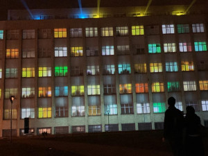 VIDEO: Promítání na budovu ministerstva připomíná rok trvající válku na Ukrajině