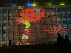 VIDEO: Promítání na budovu ministerstva připomíná rok trvající válku na Ukrajině