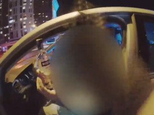 VIDEO: Jen jsem si lokla, ukazoval žena za volantem strážníkům láhev vodky. Neodjela