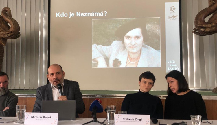 Žena z filmů je zatím neznámá.