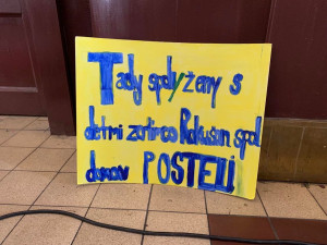 VIDEO: Zástupci Prahy děkovali dobrovolníkům za pomoc Ukrajině. Ti na akci protestovali