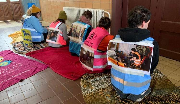 VIDEO: Zástupci Prahy děkovali dobrovolníkům za pomoc Ukrajině. Ti na akci protestovali