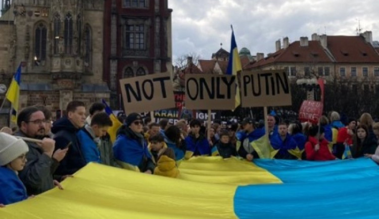 V centru Prahy se sešly stovky lidí. Připomínají rok od ruské invaze