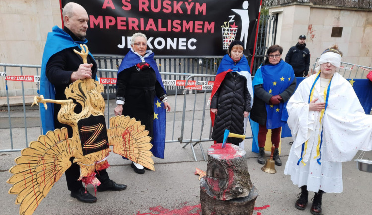 Aktivisté před ruskou ambasádou usekli hlavu ptákovi se symbolem Z na hrudi. Foto: David Horák