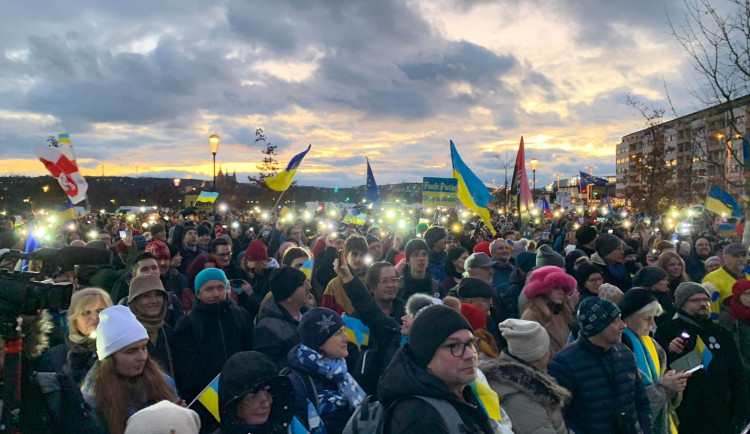 VIDEO: Na Letné se sešly tisíce lidí na podporu Ukrajiny