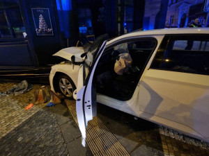 Řidič v Praze dostal záchvat za volantem a vjel na chodník. Pět lidí je zraněno
