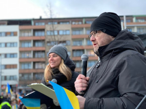 VIDEO: Na Letné se sešly stovky lidí na podporu Ukrajiny