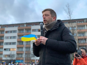 VIDEO: Na Letné se sešly stovky lidí na podporu Ukrajiny