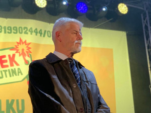 VIDEO: Tisíce lidí šly pochodem z Letné k ukrajinské ambasádě. Promluvil k nim Pavel