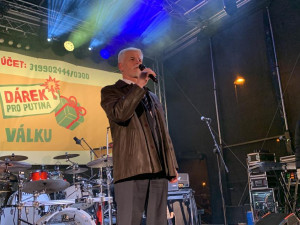 VIDEO: Tisíce lidí šly pochodem z Letné k ukrajinské ambasádě. Promluvil k nim Pavel