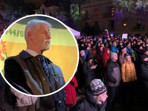 VIDEO: Tisíce lidí šly pochodem z Letné k ukrajinské ambasádě. Promluvil k nim Pavel