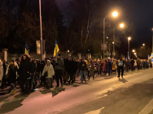 VIDEO: Tisíce lidí šly pochodem z Letné k ukrajinské ambasádě. Promluvil k nim Pavel