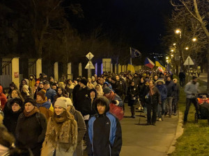 VIDEO: Tisíce lidí šly pochodem z Letné k ukrajinské ambasádě. Promluvil k nim Pavel