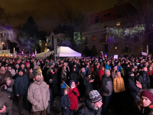 VIDEO: Tisíce lidí šly pochodem z Letné k ukrajinské ambasádě. Promluvil k nim Pavel