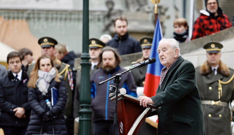 Lidé se sešli v Nerudově ulici. Připomněli si pochod studentů na Hrad