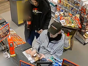 VIDEO: Zloději ukradli z auta platební kartu a rozjeli sérii nákupů. Pátrá po nich policie