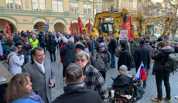 VIDEO: Na Paroubkově demonstraci v Praze vystupují komunisti i dezinformátoři