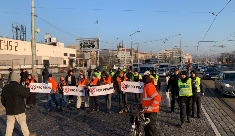 VIDEO: Aktivisté opět blokují provoz v Praze. Třicítka má být maximální rychlost, tvrdí