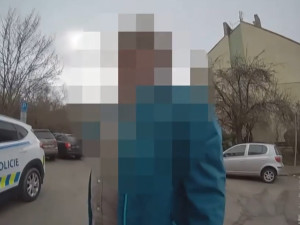 VIDEO: Opilý muž se zákazem řízení vysvětloval policii, že jel jenom kousek