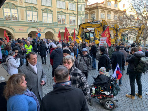 VIDEO: Na Paroubkově demonstraci v Praze vystupují komunisti i dezinformátoři