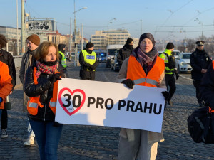 VIDEO: Aktivisté opět blokují provoz v Praze. Třicítka má být maximální rychlost, tvrdí