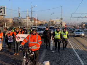 VIDEO: Aktivisté opět blokují provoz v Praze. Třicítka má být maximální rychlost, tvrdí