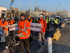 VIDEO: Aktivisté opět blokují provoz v Praze. Třicítka má být maximální rychlost, tvrdí