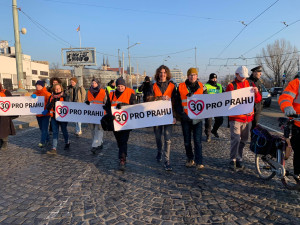 VIDEO: Aktivisté opět blokují provoz v Praze. Třicítka má být maximální rychlost, tvrdí