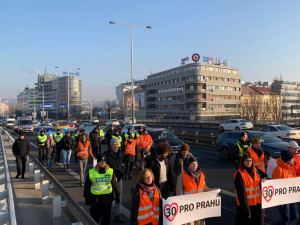 VIDEO: Aktivisté opět blokují provoz v Praze. Třicítka má být maximální rychlost, tvrdí
