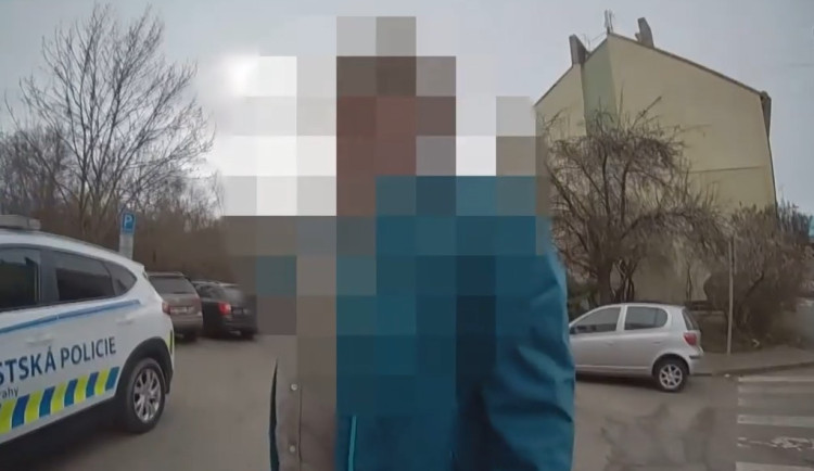 VIDEO: Opilý muž se zákazem řízení vysvětloval policii, že jel jenom kousek