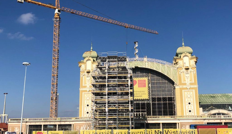 VIDEO: Průmyslový palác má za sebou první rok oprav. Zásahy z 50. let rekonstrukci komplikují