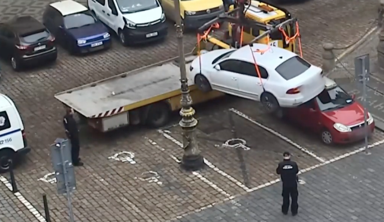 VIDEO: Řidiči v Praze zneužívají parkování pro invalidy. Průkazy mají falešné nebo i po zemřelých