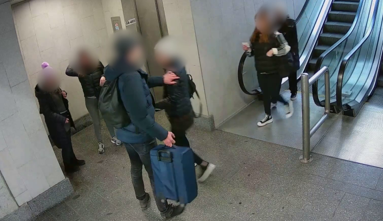 VIDEO: Gang kapsářek řádil na pražském hlavním nádraží. Při zadržení u sebe měly sto padesát tisíc