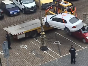 VIDEO: Řidiči v Praze zneužívají parkování pro invalidy. Průkazy mají falešné nebo i po zemřelých