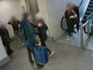 VIDEO: Gang kapsářek řádil na pražském hlavním nádraží. Při zadržení u sebe měly sto padesát tisíc