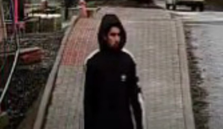 VIDEO: Muž onanuje před ženami. Pátrá po něm policie