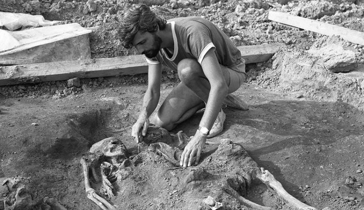 Vědci zkoumali genetiku mužů z věstonického trojhrobu. Jejich stopa vymizela