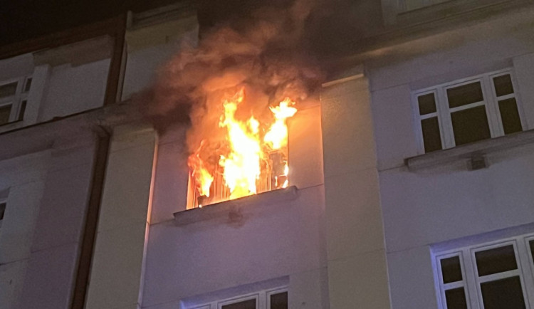 VIDEO: Hasiči zachránili při požáru bytu v Praze dva lidi
