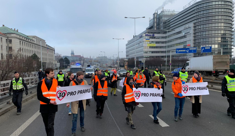 VIDEO: Aktivisté v Praze i dnes blokují dopravu. Bude to pravidelná akce, říkají