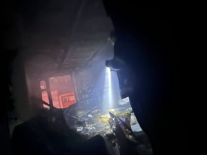 VIDEO: Hasiči zachránili při požáru bytu v Praze dva lidi