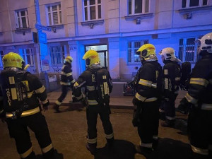 VIDEO: Hasiči zachránili při požáru bytu v Praze dva lidi