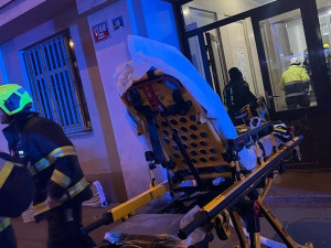 VIDEO: Hasiči zachránili při požáru bytu v Praze dva lidi