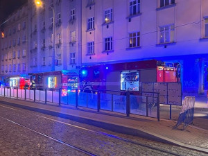 VIDEO: Hasiči zachránili při požáru bytu v Praze dva lidi