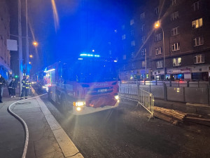 VIDEO: Hasiči zachránili při požáru bytu v Praze dva lidi