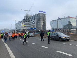 VIDEO: Aktivisté v Praze i dnes blokují dopravu. Bude to pravidelná akce, říkají